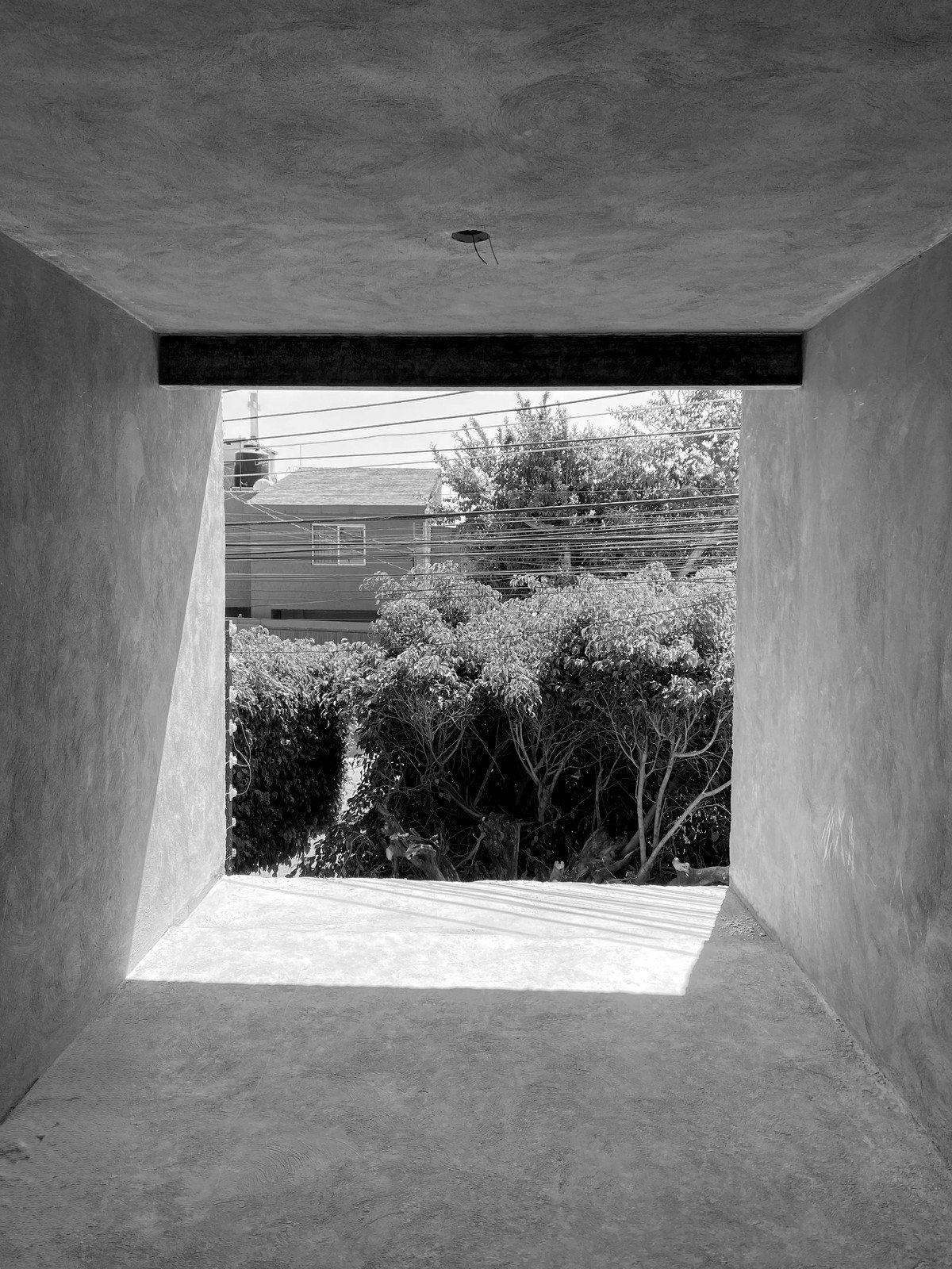 El vano de la recámara hacia la calle, en blanco y negro. Casa AA.
